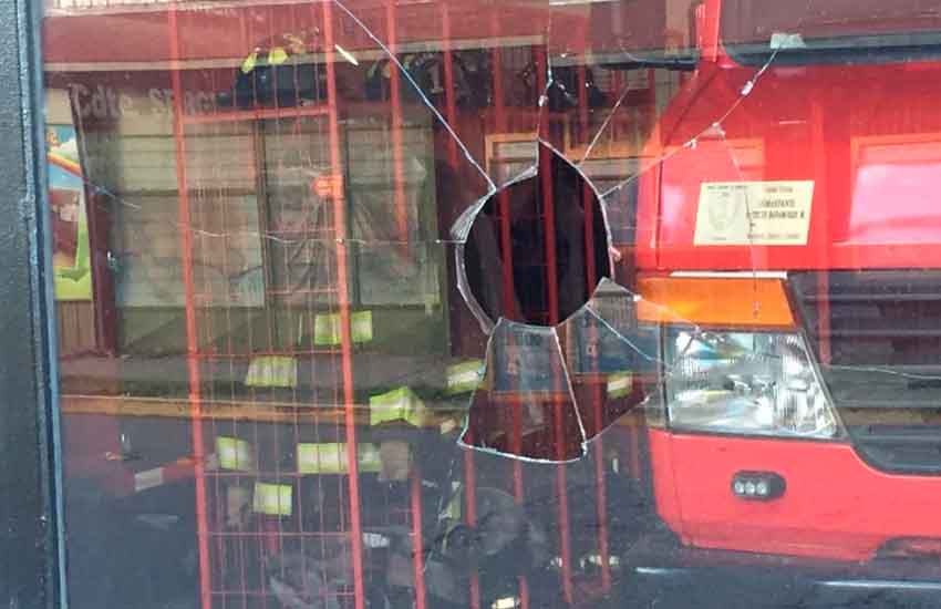 Desconocidos apedreó cuartel de Bomberos en Coyhaique