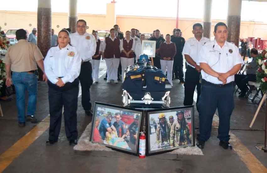 Sirenas de Bomberos suenan para despedir a Andrés Guzmán Arellano