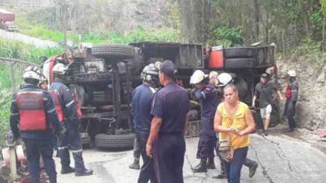 Tres bomberos lesionados al volcar su vehículo en Los Teques