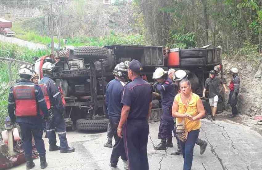 Tres bomberos lesionados al volcar su vehículo en Los Teques