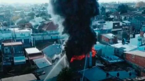 Incendio en un depósito de neumáticos cubrió a Quilmes de humo