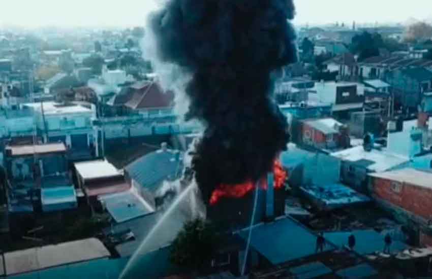 Incendio en un depósito de neumáticos cubrió a Quilmes de humo