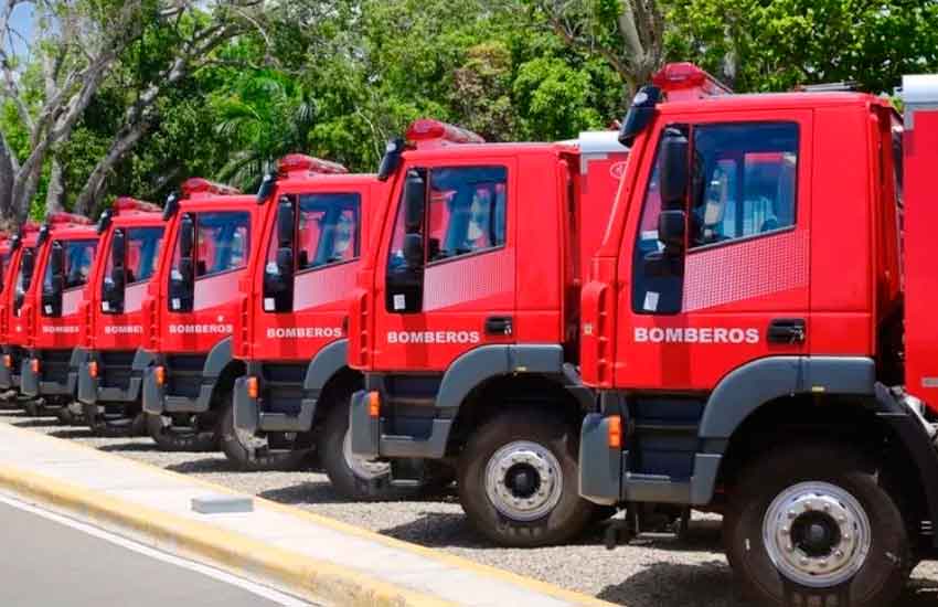 Entregan 27 camiones de bomberos donados por China