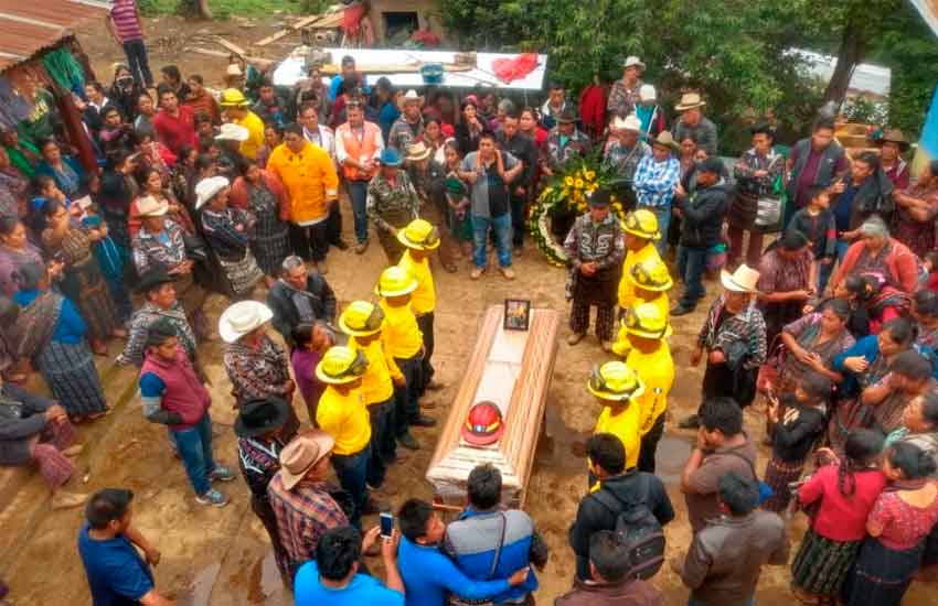 Despiden a bombero que murió combatiendo un incendio en Petén