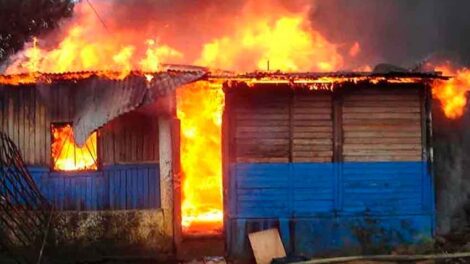 Bomberos son agredidos cuando intentan apagar un incendio