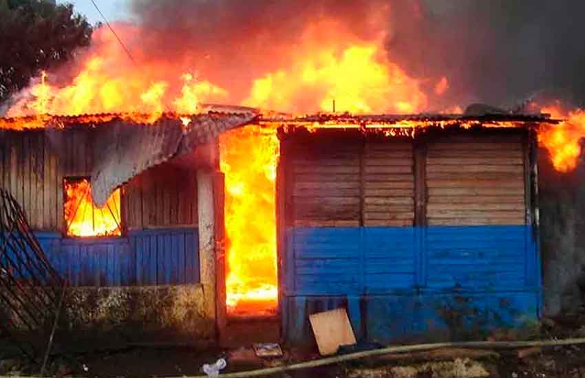 Bomberos son agredidos cuando intentan apagar un incendio