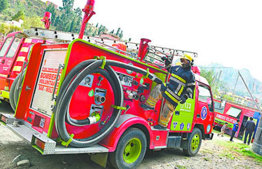 Bomberos Voluntarios compran su propio carro bombero