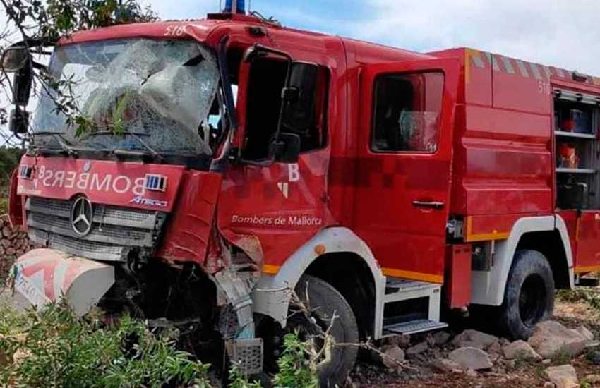 Un camión de los Bomberos de Mallorca se sale de la calzada