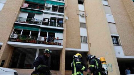 Una mujer y dos bomberos atendidos por inhalación de humo