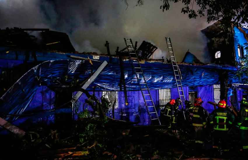 Incendio destruye restaurante de la comuna de Santiago
