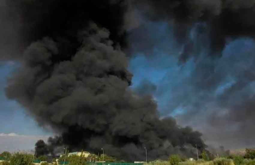 Incendio arrasó con 16 colectivos en un predio de Merlo