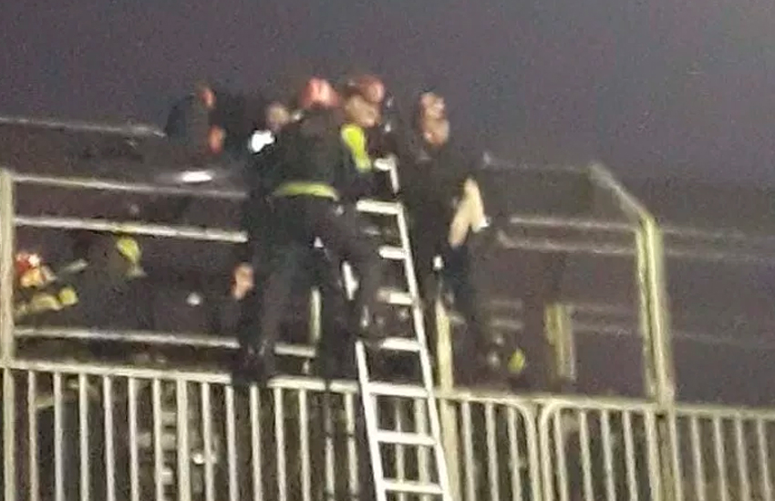 Bomberos evitaron que un hombre se arroje de un puente