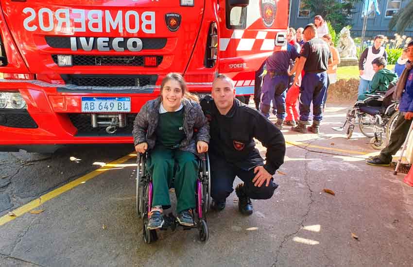 Bomberos de la Ciudad visitaron a los chicos de la Fundación Vitra