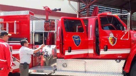 Alcaldía entrega nuevos equipos a Bomberos Voluntarios