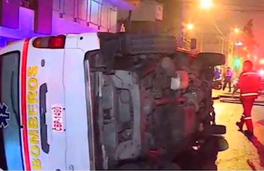 Tres bomberos heridos dejó choque de taxi contra ambulancia