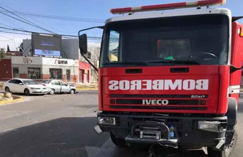 Un camión de bomberos chocó cuando iba a sofocar un incendio