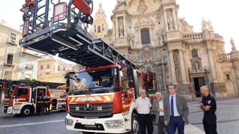 Dos nuevos camiones mejoran la flota de los bomberos de Murcia