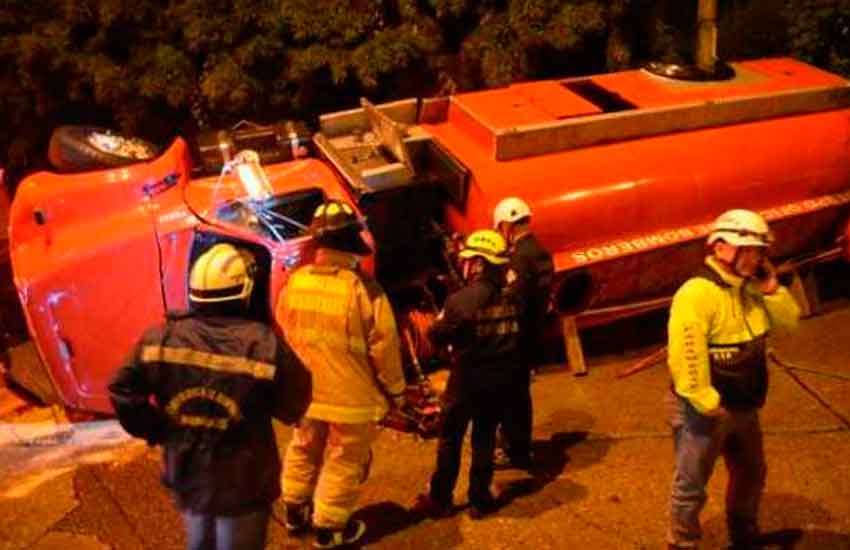 Volcó camión de Bomberos en camino a una emergencia