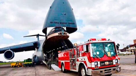 EE.UU dona vehículos y equipo a Bomberos para combatir incendios