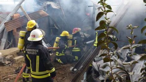 Bomberos apagaban un incendio cuando se derrumbo un tinglado