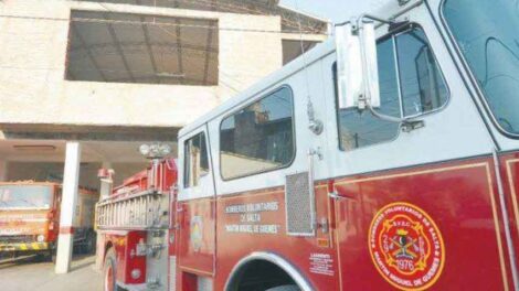 Un bombero salvó a otro de morir electrocutado