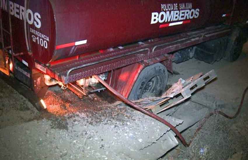 Autobomba cayó a una zanja cuando acudía a un incendio