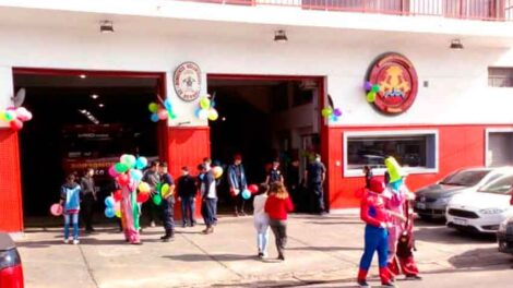 Bomberos voluntarios de Bernal festejaron el Día del Niño