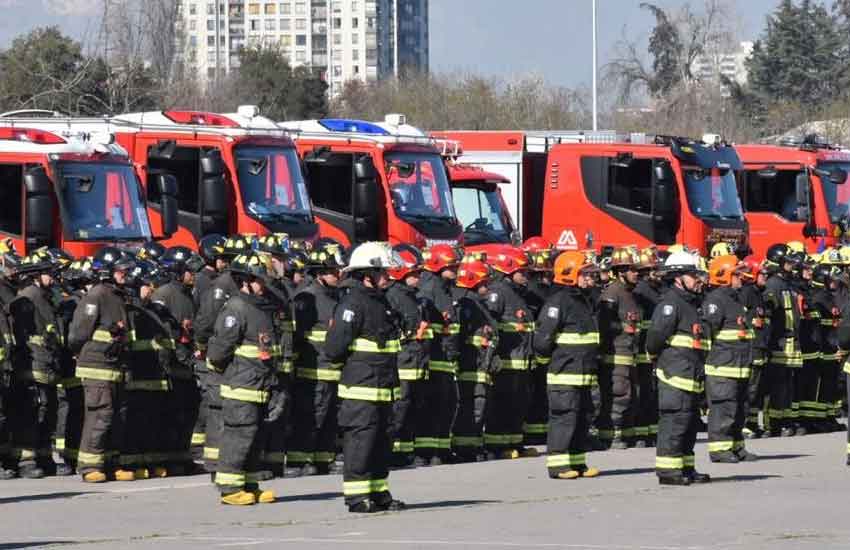 Entregan nuevos carros a Bomberos de la Región Metropolitana