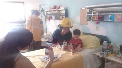 Bomberos Voluntarios llevó regalos al Hospital San Roque