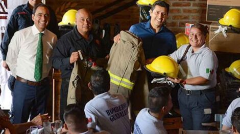 Entregan estímulos económicos a bomberos de Guadalupe