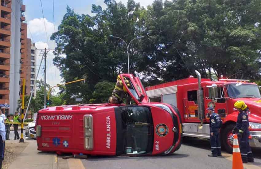 Ambulancia de bomberos terminó volcada tras accidente