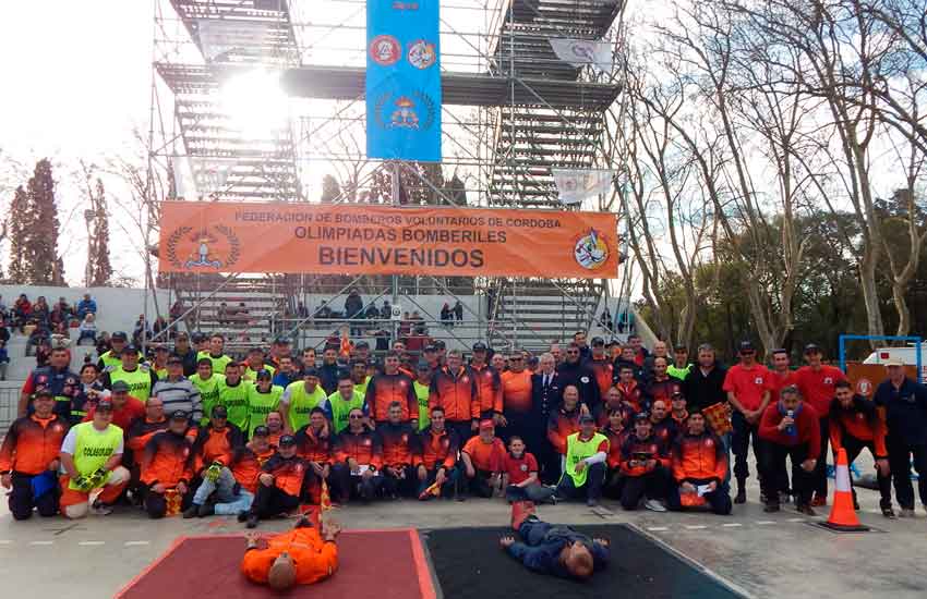 Jóvenes donaron un desfibrilador a Bomberos de Cabrera