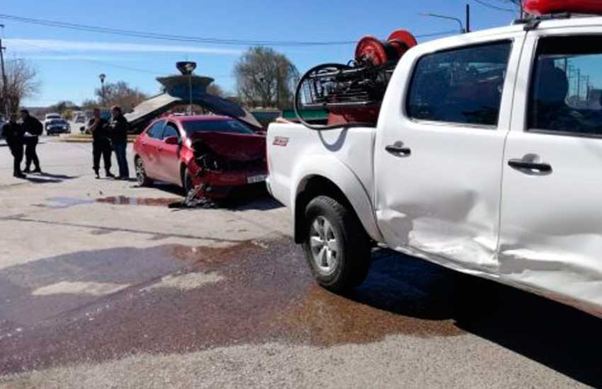 Se distrajo y chocó a una unidad de los bomberos