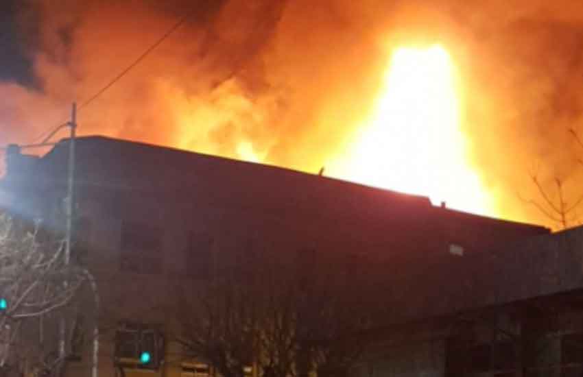 Incendio afecta a diversos locales comerciales en Valparaíso