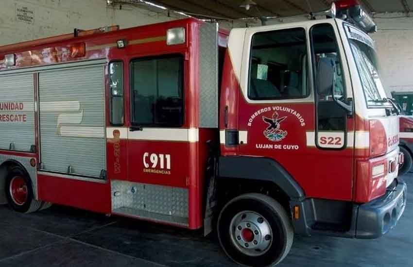 Bomberos venden una autobomba para comprar una camioneta nueva