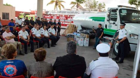 Reciben Bomberos de Mazatlán equipos y uniformes nuevos