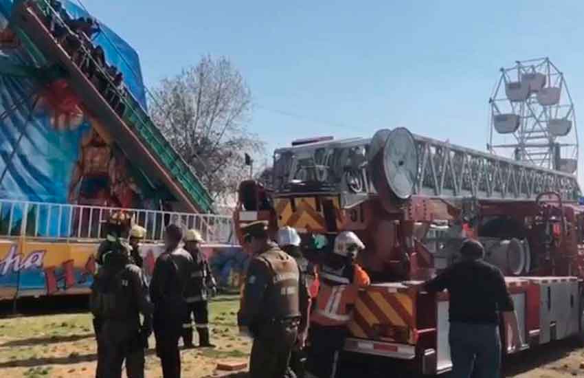 Juego mecánico sufre falla y bomberos rescata a cinco personas