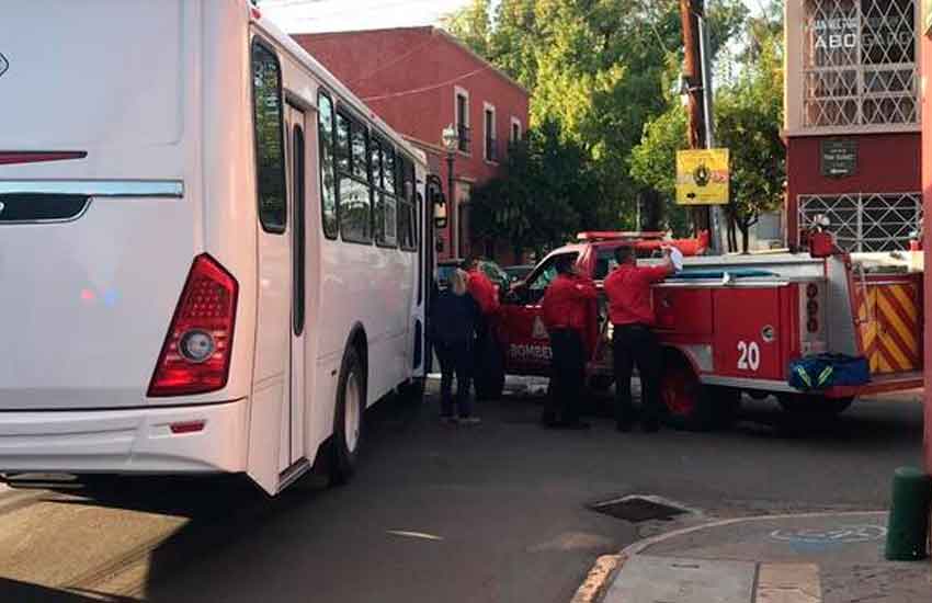 Bus de ruta choca a camión de Bomberos