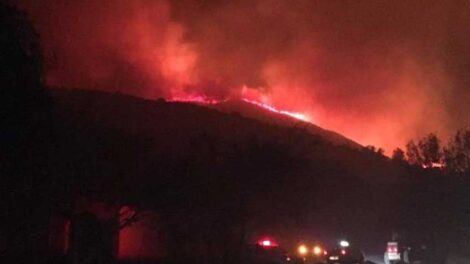 Se complicó el incendio en Villa Giardino y hay evacuados