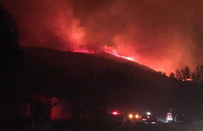 Se complicó el incendio en Villa Giardino y hay evacuados
