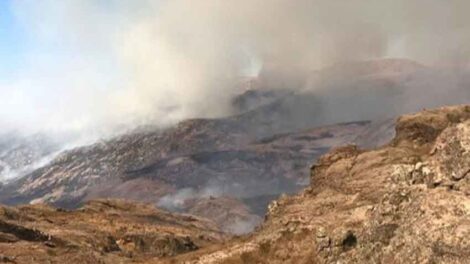 Bomberos voluntarios combaten incendios forestales en Córdoba