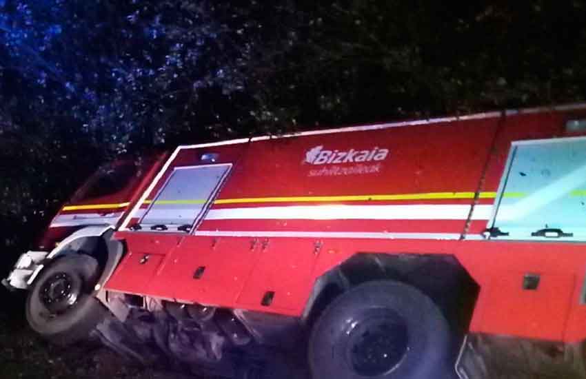 Vuelca un camión de bomberos mientras acudían a sofocar un incendio