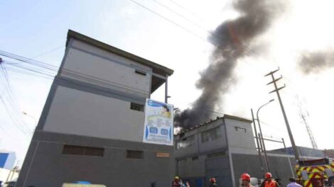 Más de 10 unidades de bomberos por incendio en fábrica