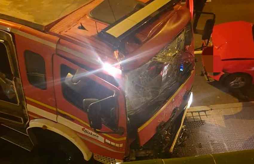 Camión de Bomberos choca contra dos coches y una pared