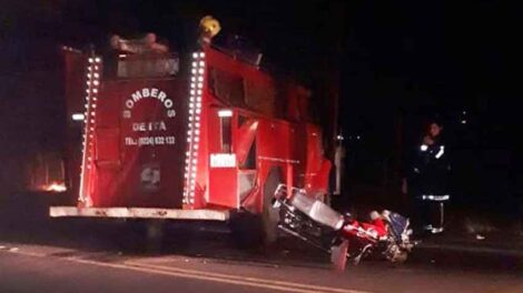 Militar muere al chocar contra camión de bomberos