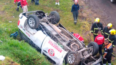 8 heridos por vuelco de camioneta de bomberos