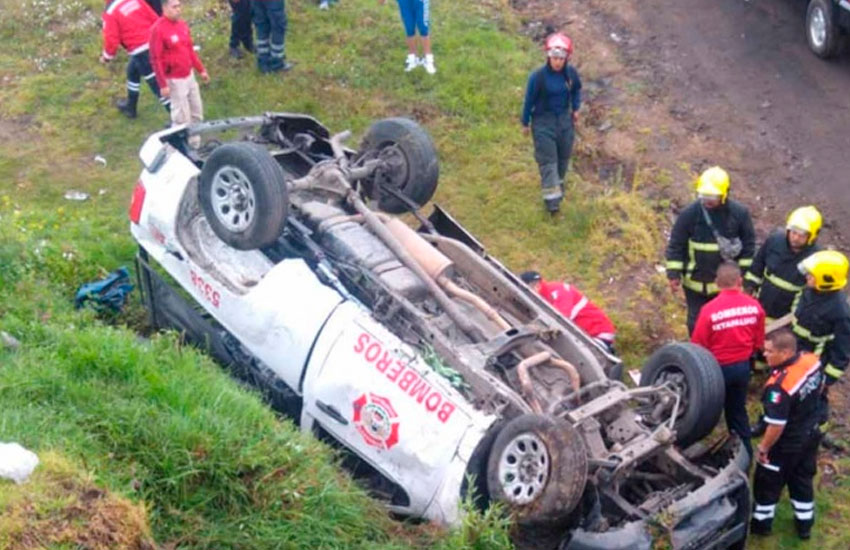 8 heridos por vuelco de camioneta de bomberos