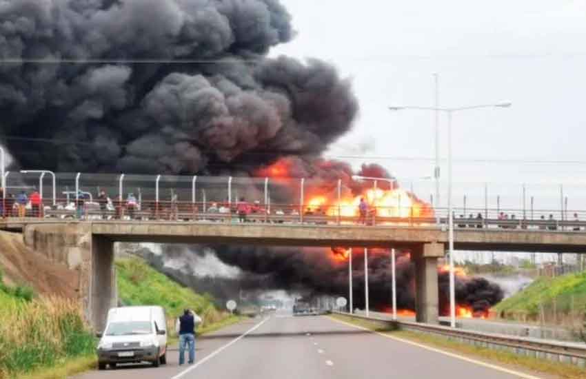 Fuego en un camión con combustible en Corrientes