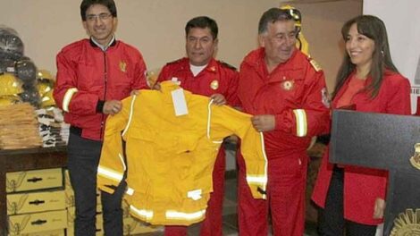 Entregan equipos de protección personal a bomberos