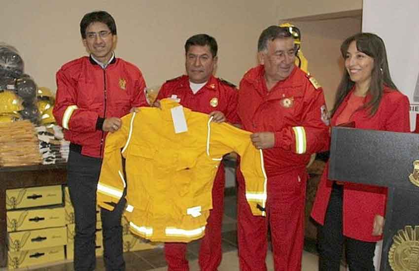 Entregan equipos de protección personal a bomberos